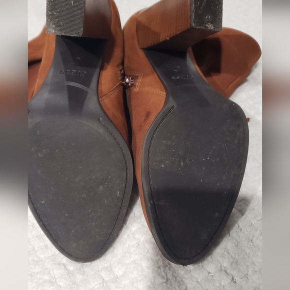 Boots - Picture 6 of 7